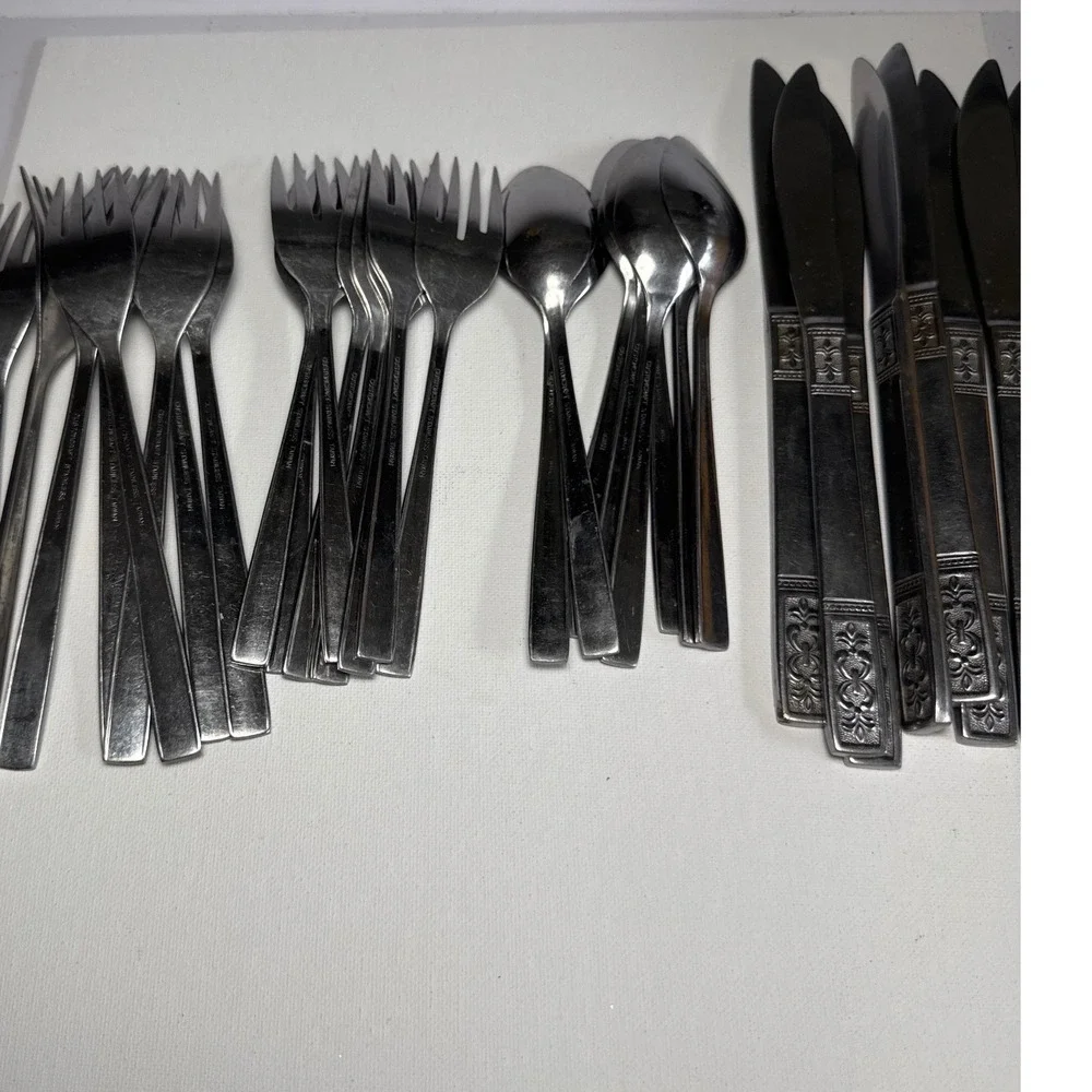 Customcraft Flatware Set 32pc Service for 8 Silver Good Scroll Pattern Taiwan